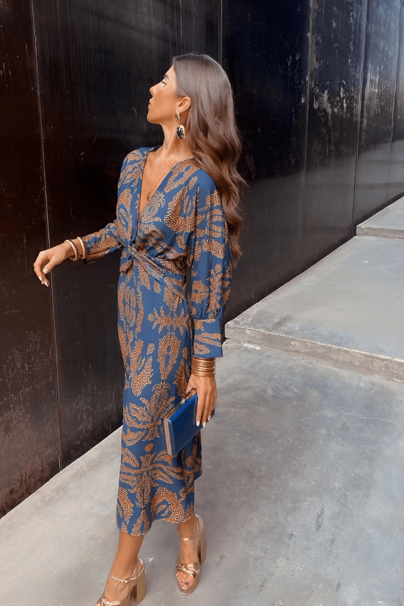 Elegantní midi šaty s twist detailem a květinovým motivem – nadčasové a stylové