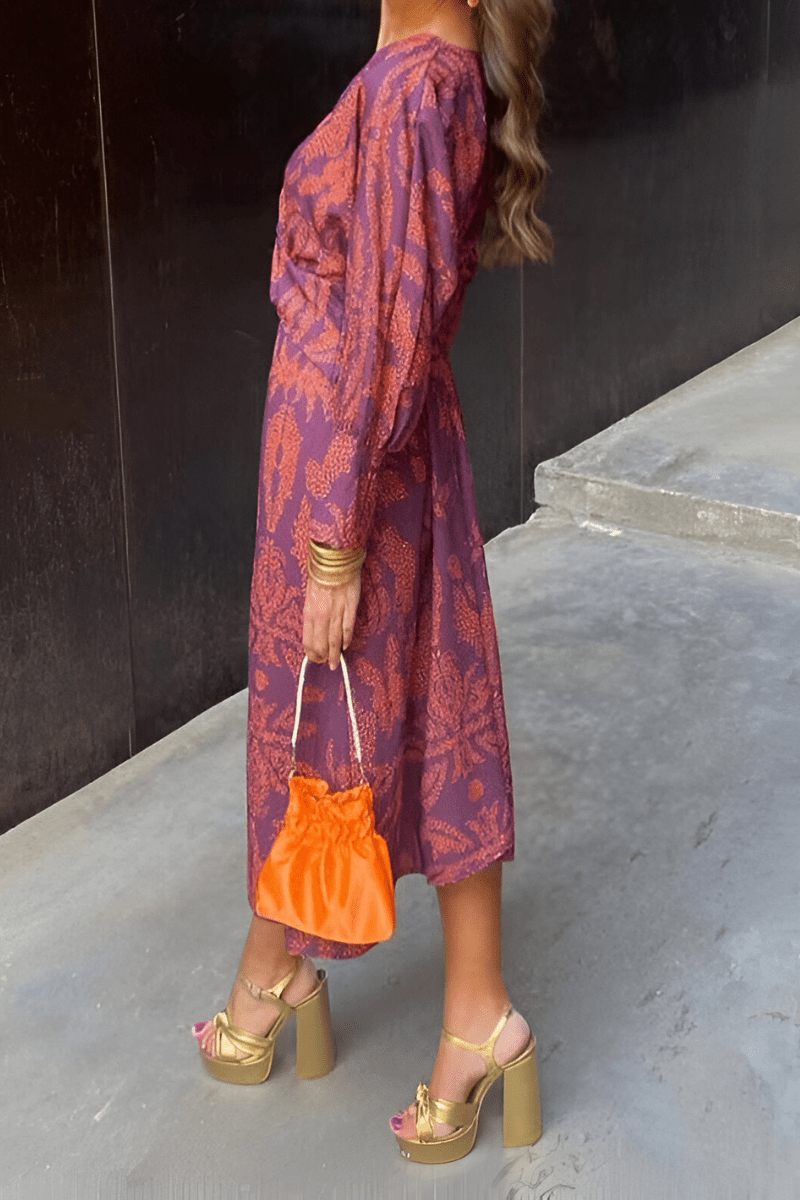 Elegantní midi šaty s twist detailem a květinovým motivem – nadčasové a stylové