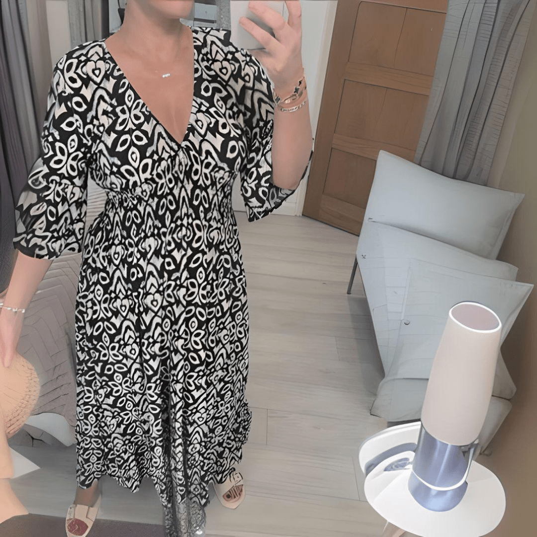 Volně střižené Boho šaty s výstřihem do V a grafickým vzorem – délka ke kotníkům