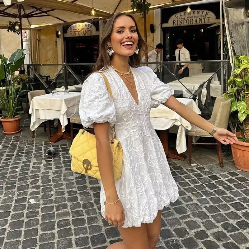 Sophia | Bílé minišaty s 3D květinovým vzorem a nadýchanými rukávy