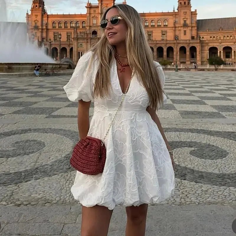 Sophia | Bílé minišaty s 3D květinovým vzorem a nadýchanými rukávy