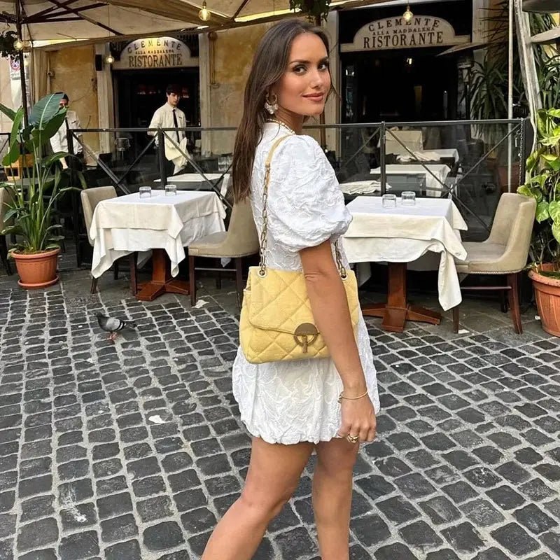 Sophia | Bílé minišaty s 3D květinovým vzorem a nadýchanými rukávy